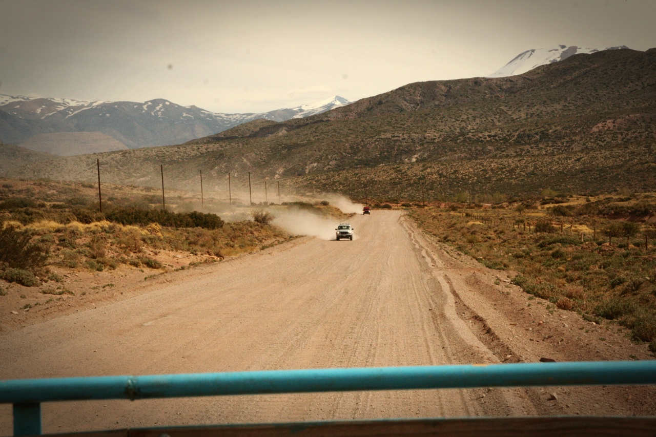 Na „cztardziestce” taki widok to już prawie korek. Obserwacja surowego klimatu Patagonii z górnej części pokładu ciężarówki to przeżycie, którego się nie zapomina. 