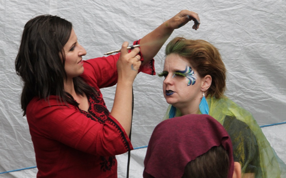 Ania dopracowuje makijaż Bogini Wiatru.